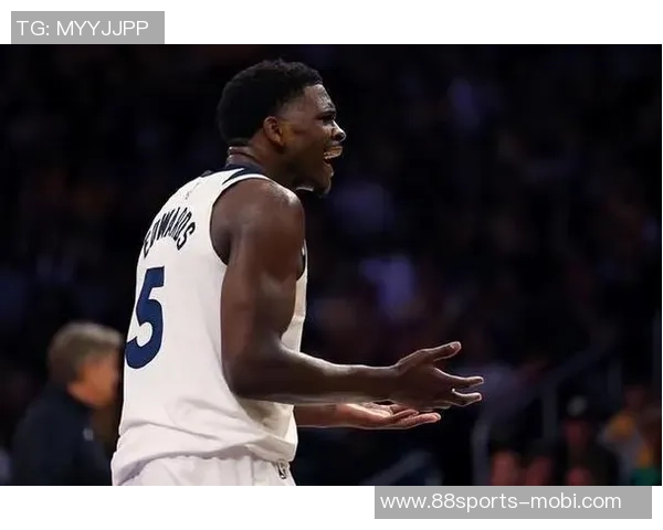 爱德华兹表现平平半场11投仅4中收获10分2篮板并有2次失误