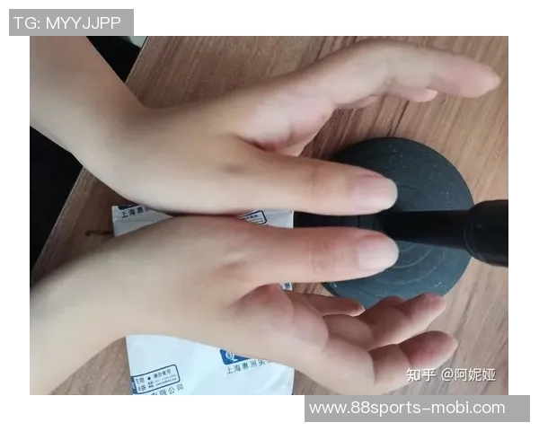 梅尔顿因旧伤复发赛后冰敷右手预计几天后恢复正常状态